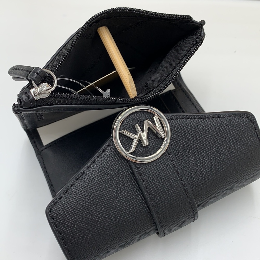 MICHAEL KORS
Carmen Medium Faux Leather Wallet
BLACK COLOR - Picture 8 of 12